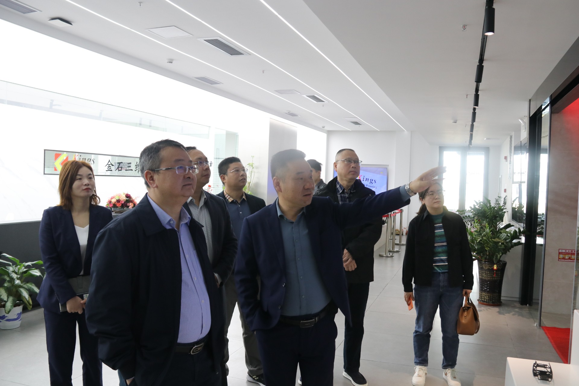 中国农业银行萍乡分行行长李建春一行莅临WB.COM万搏,三维考察指导