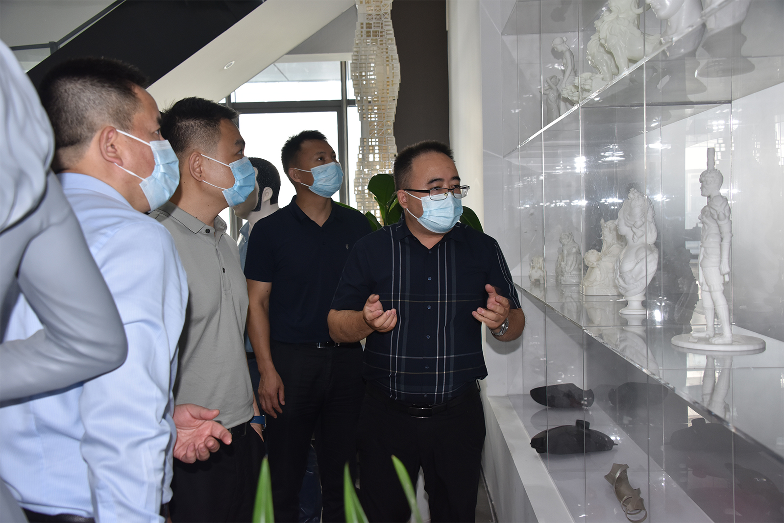 深圳市光明区科技创新局领导一行莅临深圳WB.COM万搏,三维总部参观考察