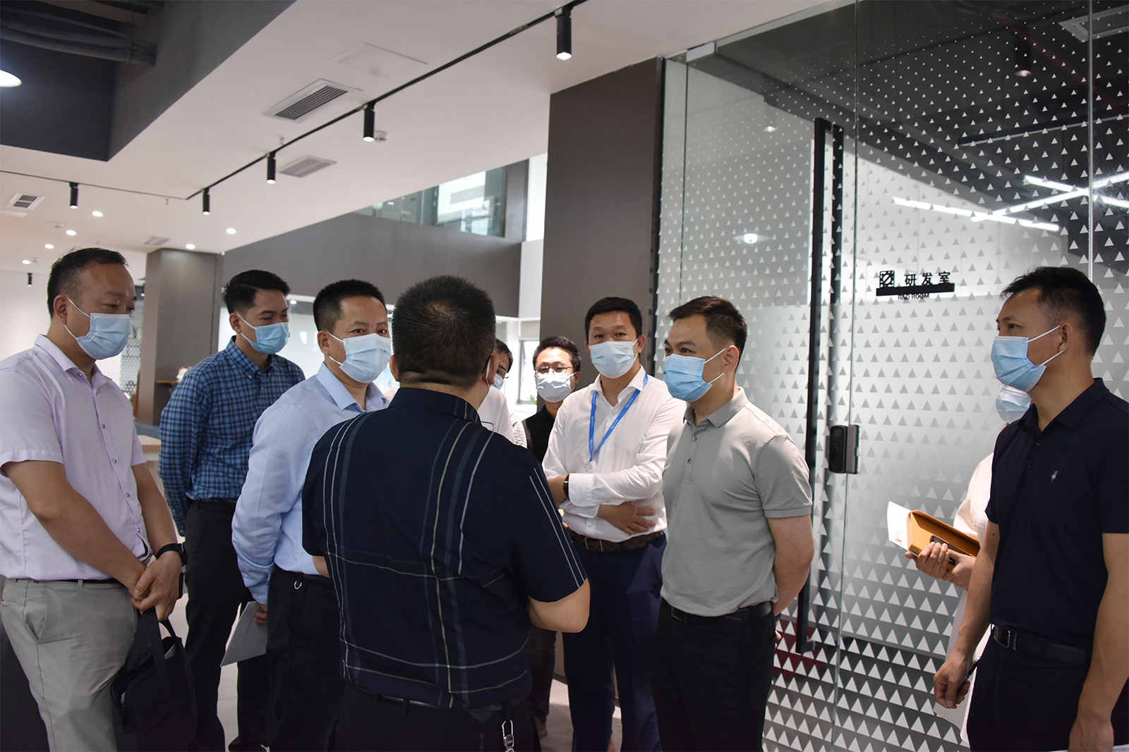 深圳市光明区科技创新局领导一行莅临深圳WB.COM万搏,三维总部参观考察