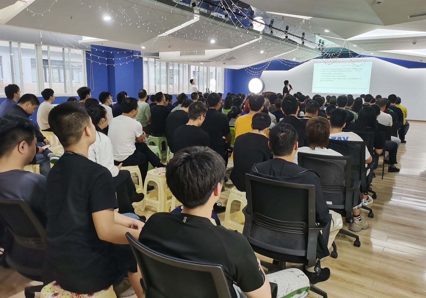 “步调一致”方能“同频共振” 重庆WB.COM万搏,全体员工参加培训学习