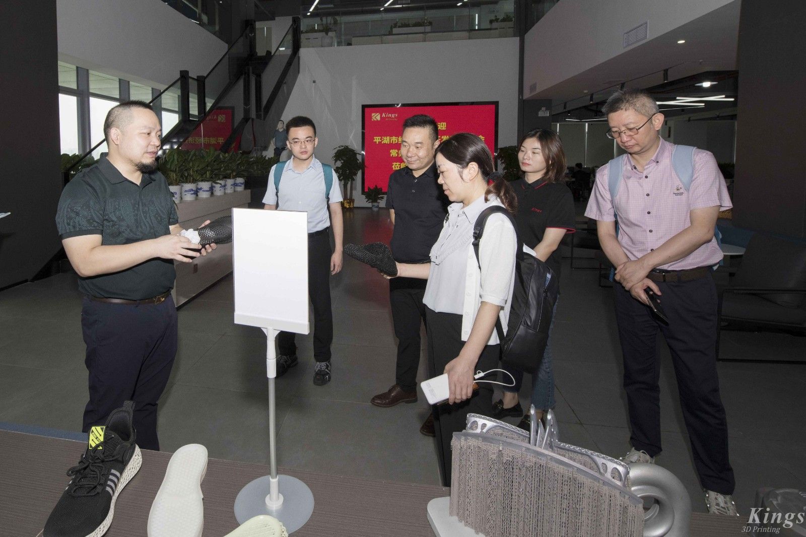 平湖市经济技术开发区管委会常务主任沈叶娟一行领导莅临WB.COM万搏,三维指导工作