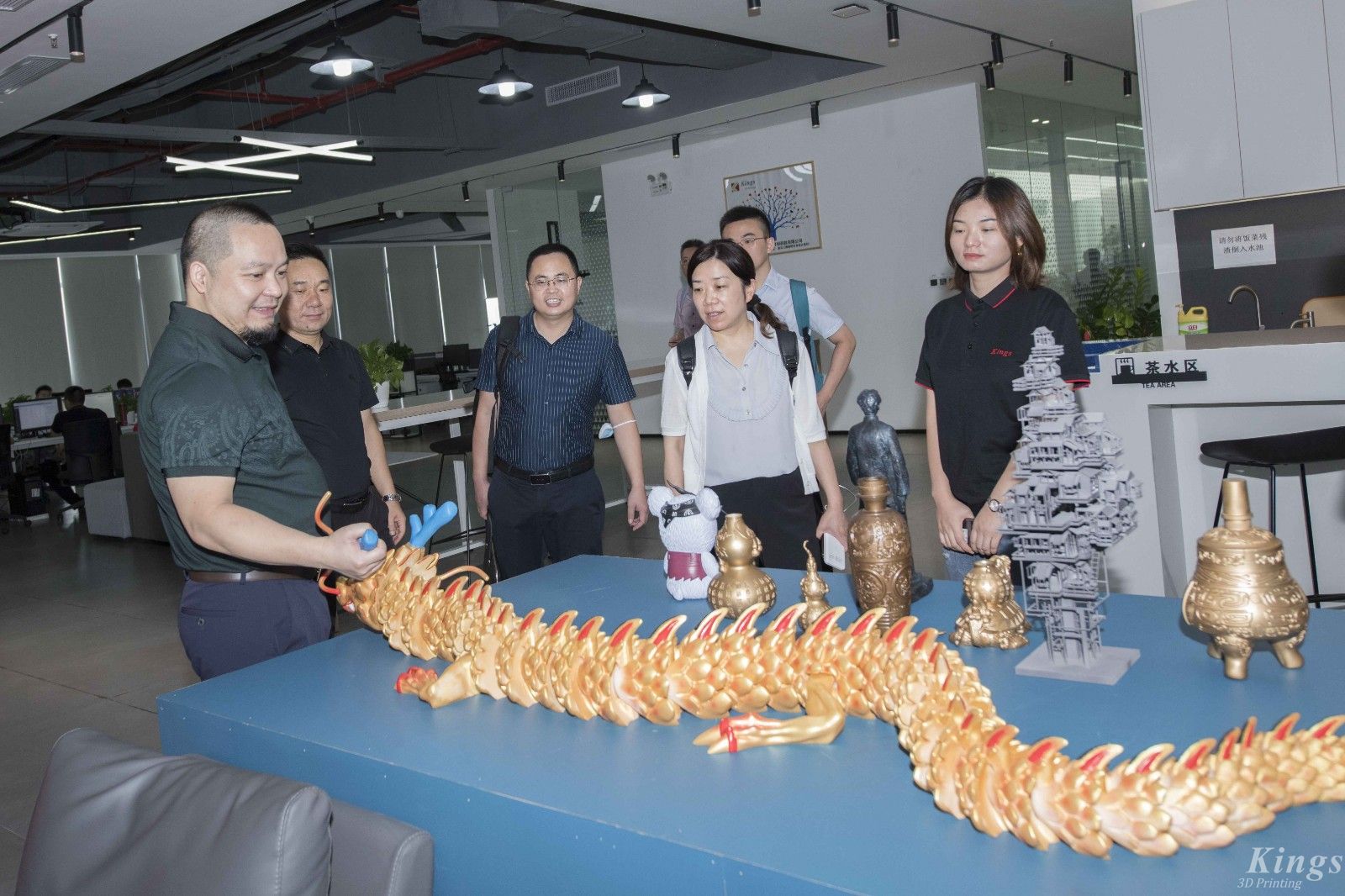平湖市经济技术开发区管委会常务主任沈叶娟一行领导莅临WB.COM万搏,三维指导工作